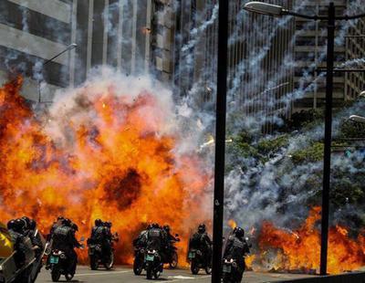 La oposición venezolana coloca una bomba contra una caravana de policías