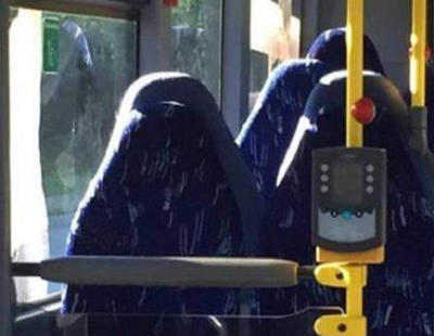 Un grupo de extrema derecha confunde la foto de un autobús vacío con seis mujeres en burka