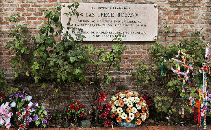 Placa en memoria de las Trece Rosas en el lugar de la ejecución