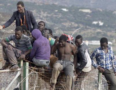 Un centenar de inmigrantes salta la valla de Ceuta