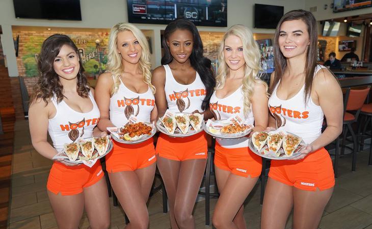 Varias camareras de Hooters