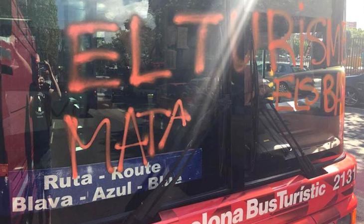 Ataque de la organización separatista Arran a un autobús turístico