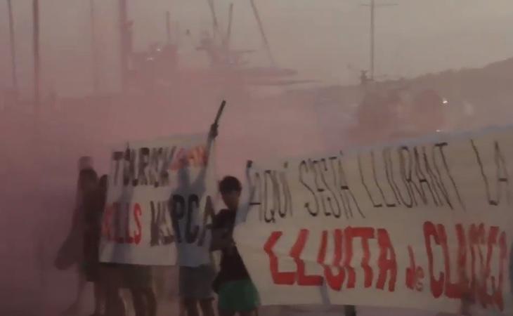 Ataque con bengalas de la organización separatista Arrán contra un restaurante lleno de turistas