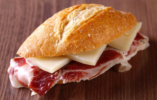 El bocadillo de fiambre con queso no es la mejor opción que comprar a los vendedores ambulantes