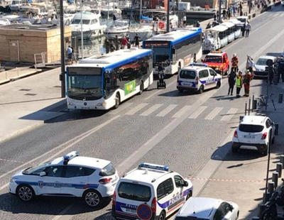 Un muerto tras embestir un vehículo contra dos parada de bus en Marsella