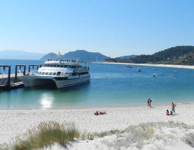 Caos en las islas Cíes: miles de pasajeros se quedan en tierra por culpa de las navieras