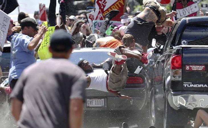 Un manifestante supremacista arrolló a la multitud en Charlottesville