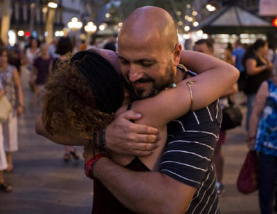 Un musulmán reparte "abrazos de amor y paz" en La Rambla