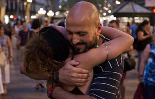 Un musulmán reparte "abrazos de amor y paz" en La Rambla