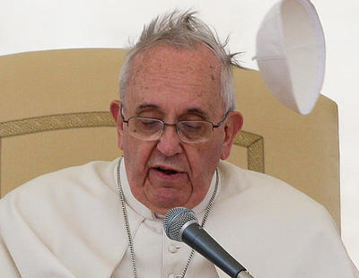 El Papa Francisco dice que la creciente aceptación de las personas trans es "terrible"