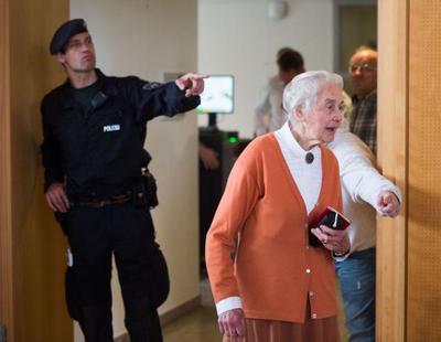 Dos años de cárcel para la 'abuela nazi' que negó el Holocausto