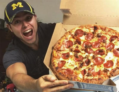 Un joven come pizza todos los días durante un año y consigue adelgazar