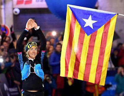 Polémica por la victoria de una atleta catalana por clavar la estelada al llegar a la meta