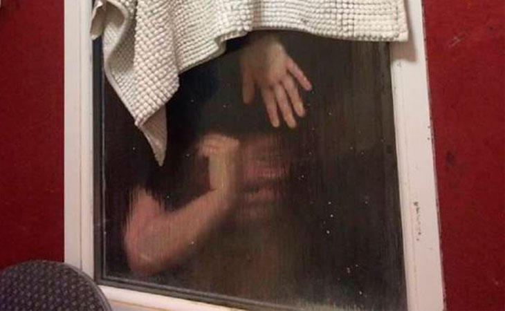 La joven encajada en la ventana. Fuente: Liam Smyth / GoFundme