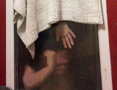 Una joven queda encajada en una ventana durante su cita al tratar de deshacerse de su caca