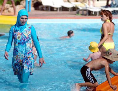 Prohíben a dos mujeres musulmanas bañarse con mallas y camiseta en una piscina pública