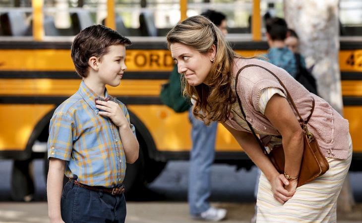  Ian Armitage y Zoe Perry como Sheldon y Mary Cooper en 'Young Sheldon'