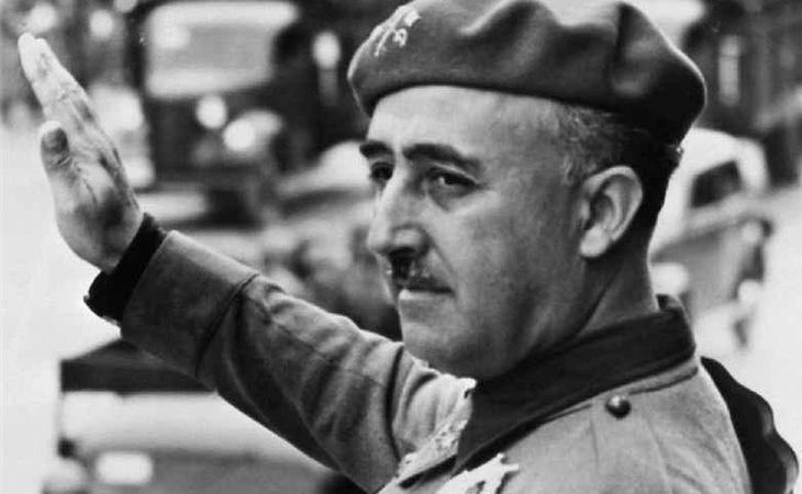 El dictador Francisco Franco realizando el saludo fascista