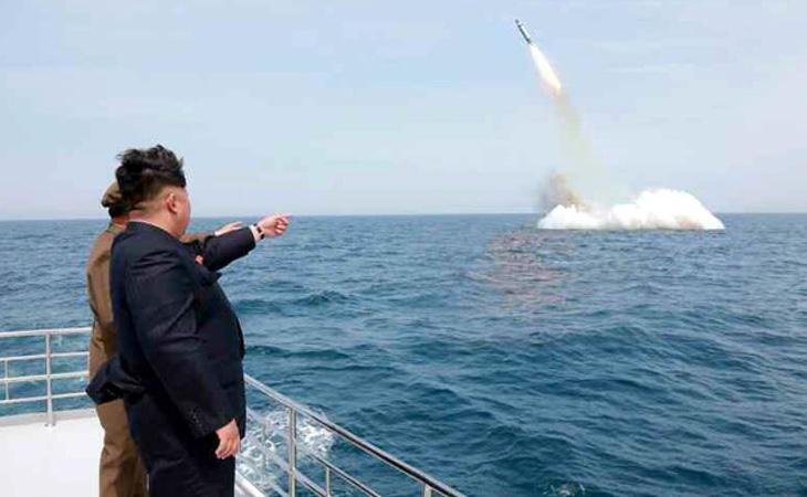 El presidente norcoreano asiste al lanzamiento de un misil