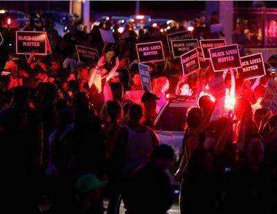 Disturbios en EEUU ante la impunidad de un policía que asesinó a un negro a sangre fría