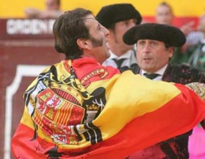 El torero Juan José Padilla celebra una corrida de toros levantando una bandera franquista