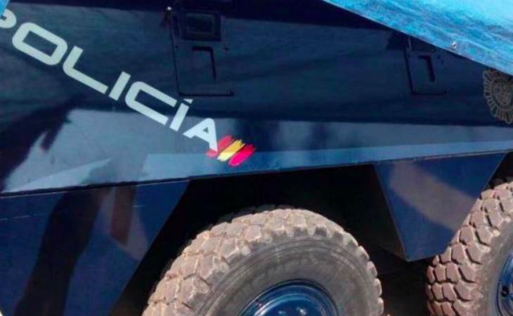 Los tanques han sido repintados con el emblema de la Policía Nacional