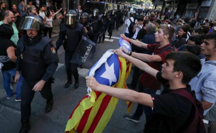 Manifestantes frente a la Policía