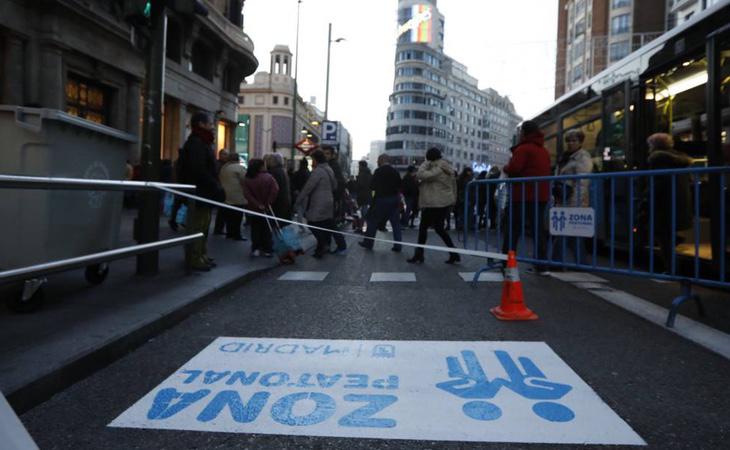 La Gran Vía madrileña con varios carriles cortados durante las últimas fiestas navideñas