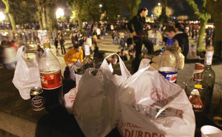 Jóvenes durante la celebración de un 'botellón'