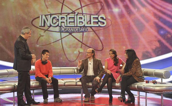 Carlos Sobera junto a sus colaboradores en 'Increíbles. El gran desafío'