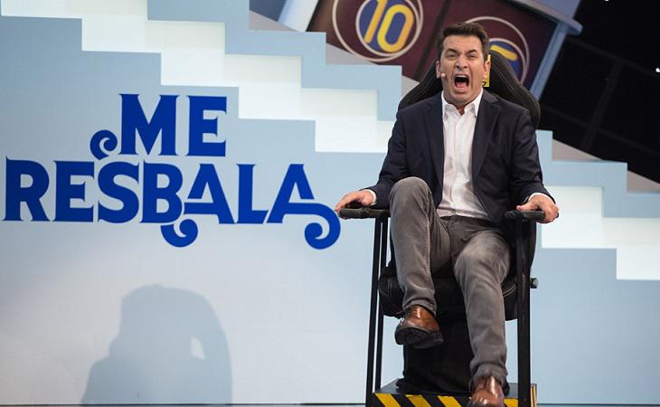 Arturo Valls comprobando una de las pruebas de 'Me resbala'