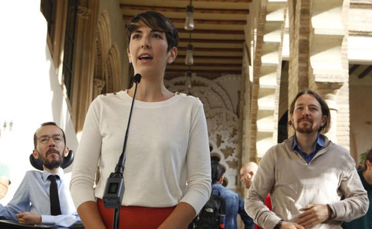 La presidenta de las Cortes de Aragón, Violeta Barba, ha recibido un botellazo por parte de los manifestantes