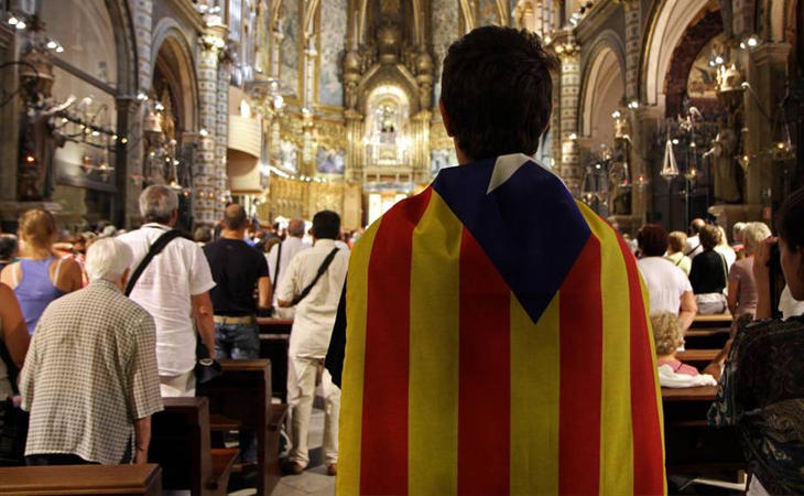 Un joven porta una estelada en el monasterio de Montserrat (Corbis)