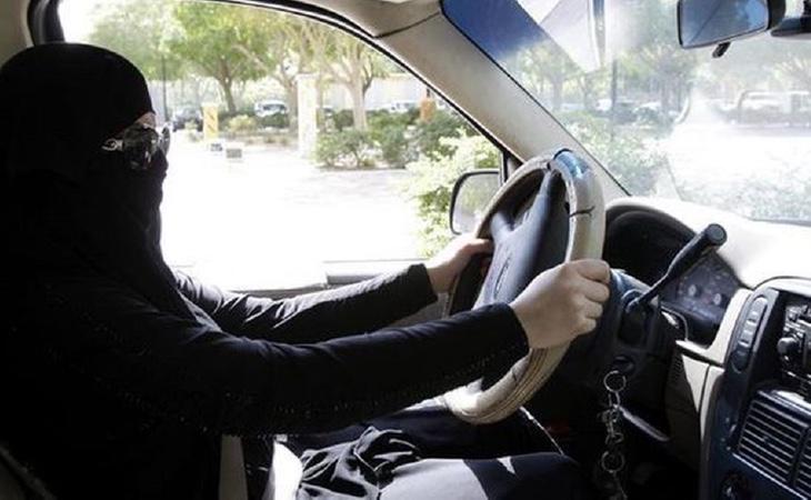 Una mujer desafía la prohibición y conduce un vehículo