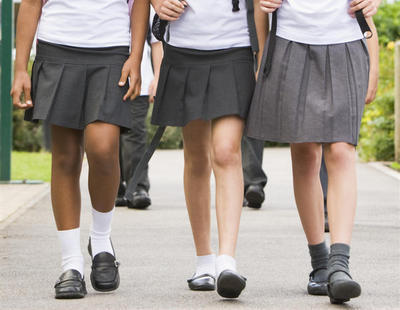 La obligatoriedad de las faldas en los uniformes de los colegios podría llegar a su fin