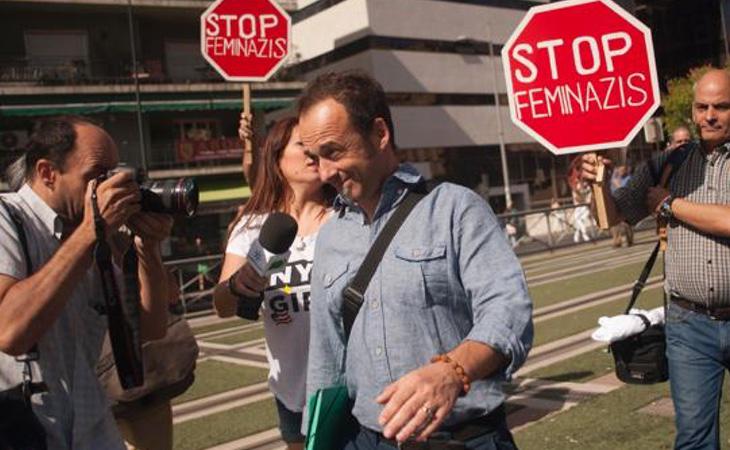 Francesco Arcuri rodeado de machistas que le apoyan