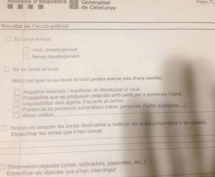 Acta de los Mossos que se está repartiendo en los colegios