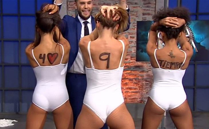 Jorge Blass junto a las tres bailarinas en 'Hora Punta'