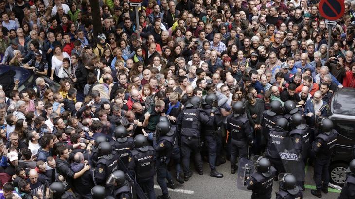 Tanto la Policía Nacional como la Guardia Civil, han sido los encargado de cerrar los colegios electorales