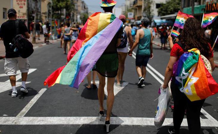 Detienen a 7 personas por ondear la bandera LGTBI durante un concierto