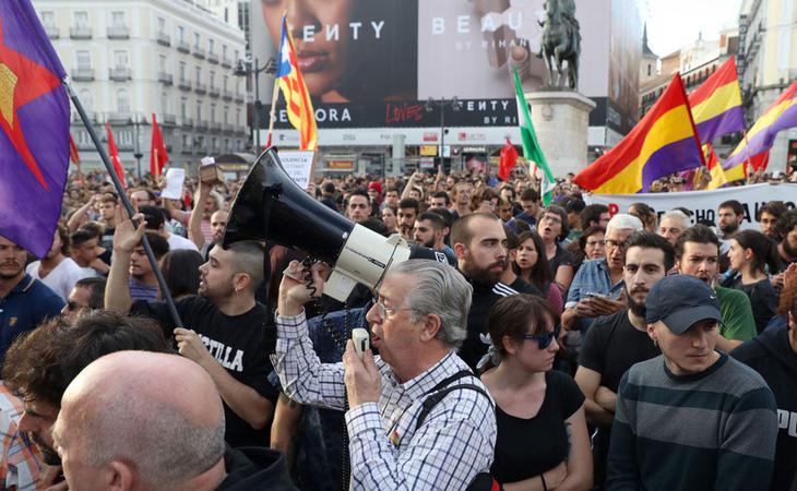 Interior de la Puerta del Sol durante la manifestación a favor del referéndum en Cataluña