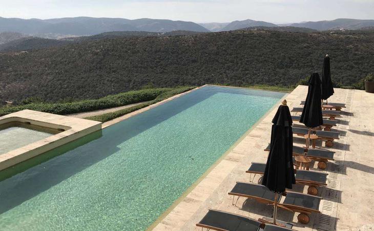 La piscina y el encanto del lugar son uno de los mayores atractivos de este lujoso coto de caza