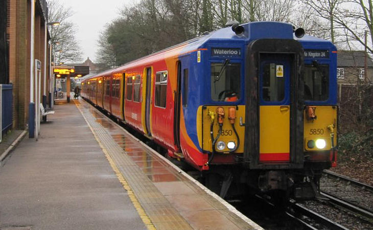 Tren que cubre el trayecto Shepperton hasta Waterloo