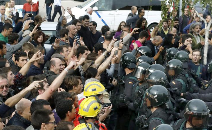 Enfrentamiento entre Guardia Civil y ciudadanos el 1-O