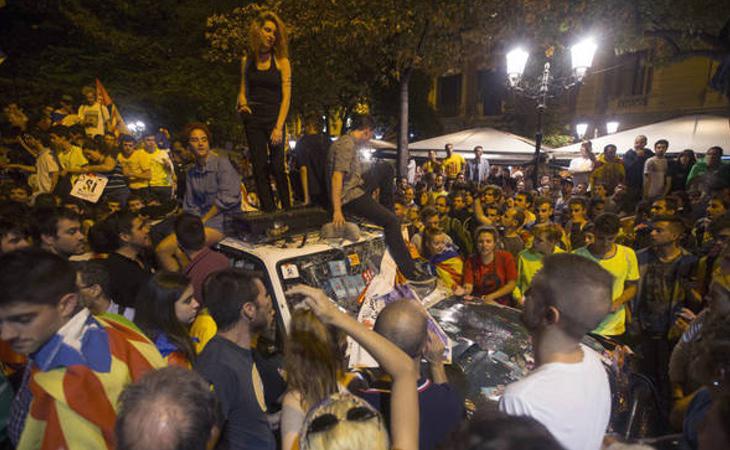 Los manifestantes acorralan a la Guardia Civil