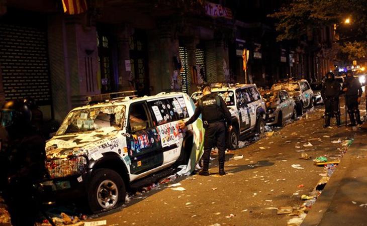 Patrullas de la Guardia Civil inutilizadas por los manifestantes