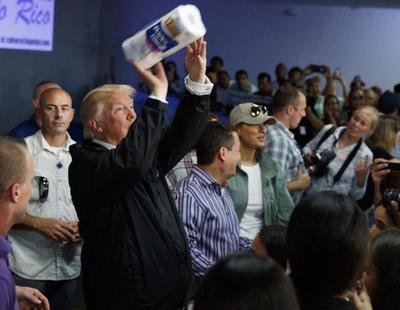 Trump humilla a las víctimas del huracán María lanzándoles rollos de papel higiénico