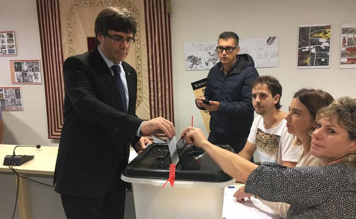 Carles Puigdemont depositando su voto