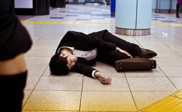 La cultura japonesa está basada en realizar horas extra en el trabajo y muchas personas mueren debido a ello