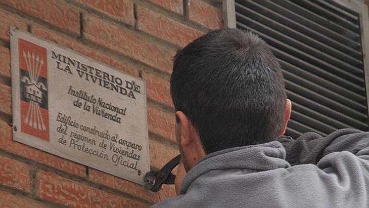 Retirada de una placa franquista de una vivienda